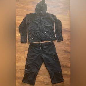 Women’s Nike Sphere dry workout suit size M. Comes with jacket and capri pants